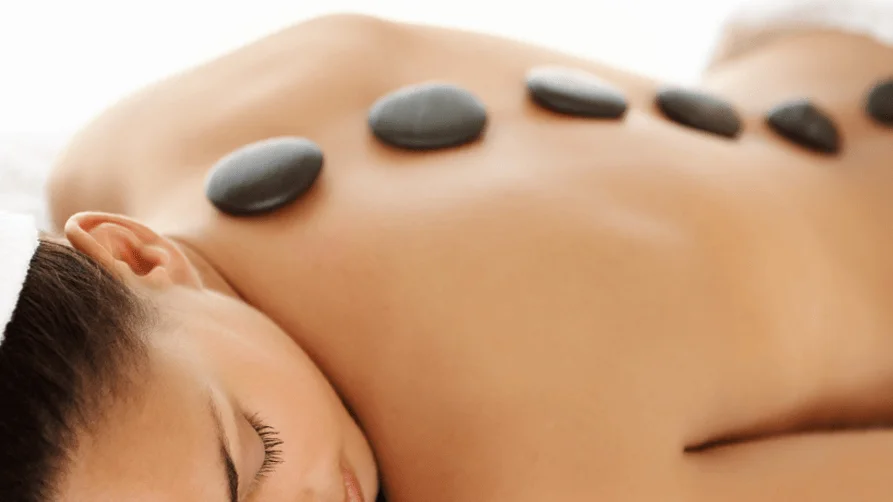 Masaje con piedras calientes image